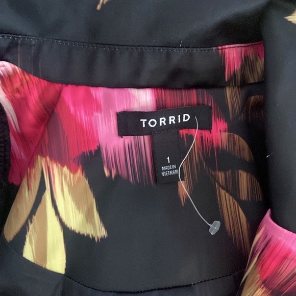 TORRID satin floral pants suit. Blazer and wide leg pants - Picture 6 of 8